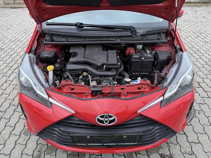 Toyota Yaris 1.0i 51 kW klima, serviska - fotka 12 z 17