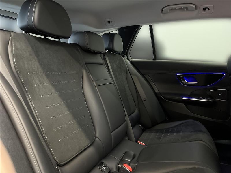 Mercedes-Benz Třídy C 300 de 4MATIC kombi AMG Line N - fotka 19 z 22