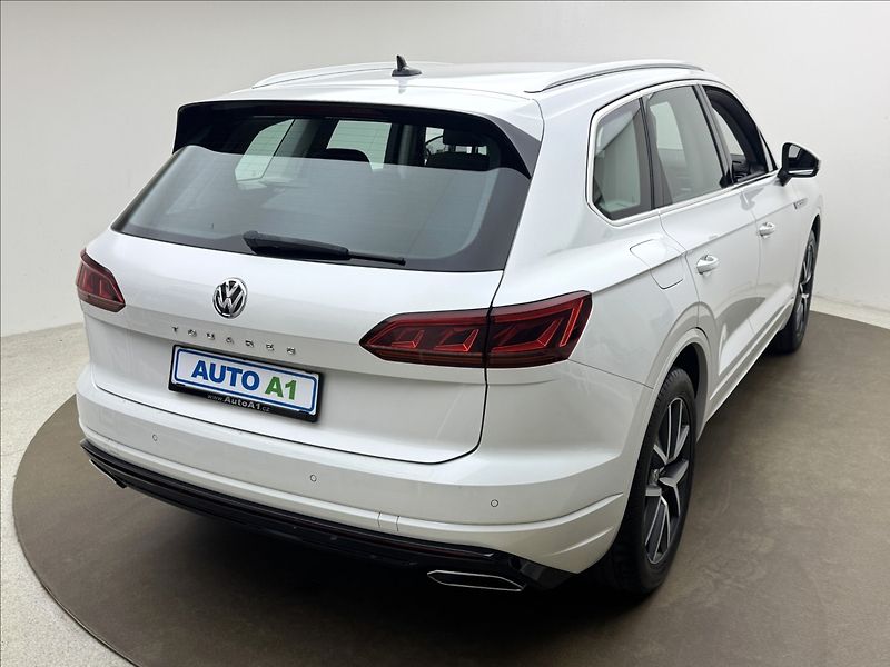 Volkswagen Touareg 3,0 R-LINE VZDUCH NV MATRIX ČR - fotka 4 z 48