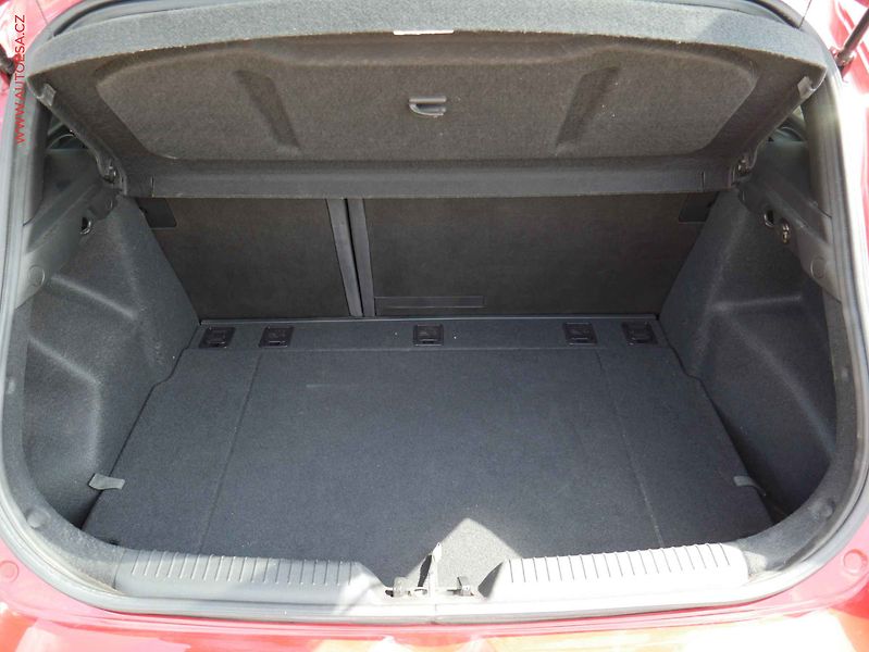 Hyundai i30 (2014) 1.6 CRDI, ČR, AC, výhřev sed. - fotka 7 z 19