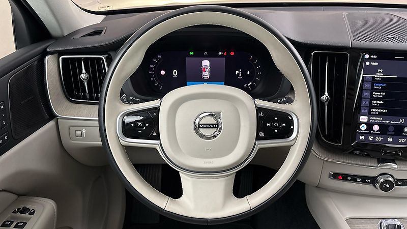 Volvo XC60 2.0 B5 AUT AWD Inscription - fotka 9 z 35