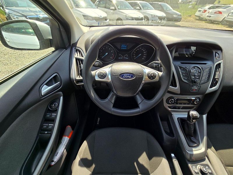 Ford Focus (2011) 1.6i 77KW garance km - fotka 14 z 25