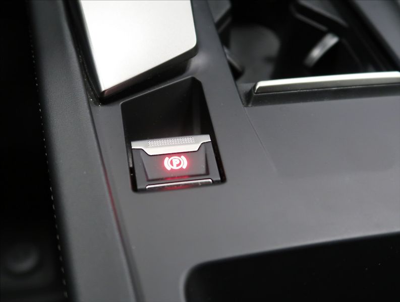 Peugeot 308 1,2 PT AT ALLURE NAVI KAMERA - fotka 27 z 37