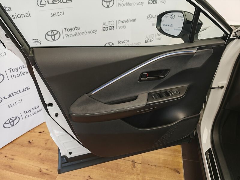 Toyota C-HR 2.0 Hybrid 4x4 Executive - fotka 23 z 44