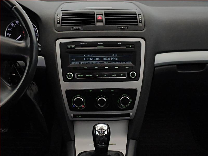 Škoda Octavia (2010) Ambiente 1.6 TDI, Serv.kniha - fotka 12 z 13