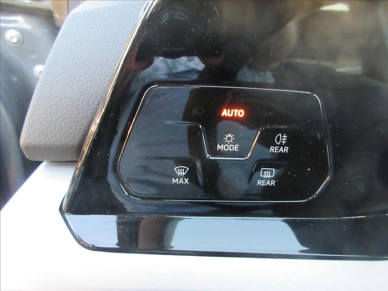 Volkswagen Golf 2,0 TDI DSG Edice Life - fotka 12 z 17