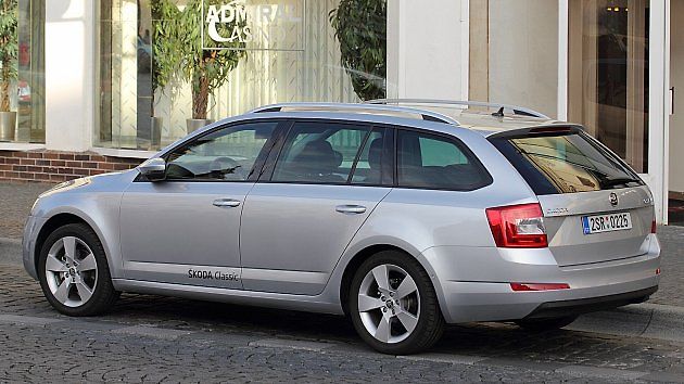 Plně naložené auto na dovolenou potřebuje jiný tlak v pneumatikách než při běžné jízdě po městě. Doporučené hodnoty najde řidič u vozů Škoda podle modelu a výbavy na štítku výrobce., zdroj: Miloslav Rejha/Wikimedia CC 3.0