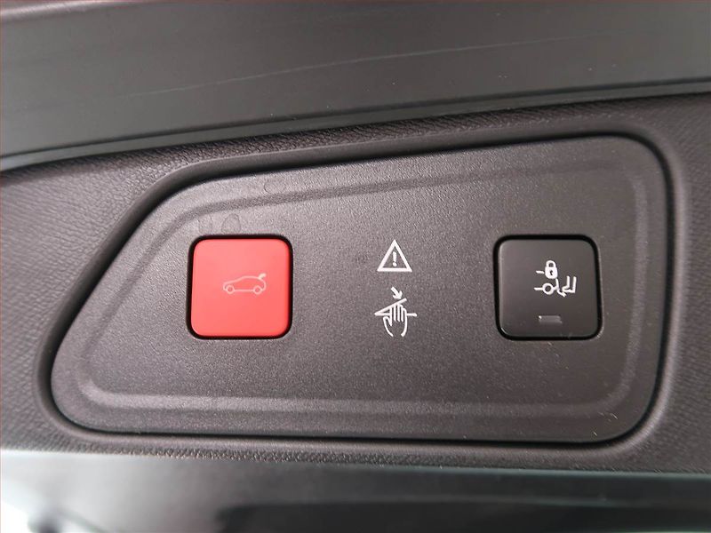 Peugeot 3008 (2019) Allure Pack 1.6 PureTech - fotka 21 z 21
