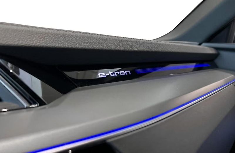 Audi Q8 e-tron SB 50 Q Kamera Vzduch Matrix - fotka 13 z 22