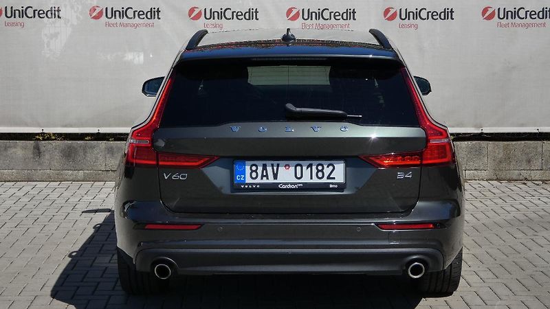 Volvo V60 B4 FWD Momentum Pro Auto - fotka 4 z 24