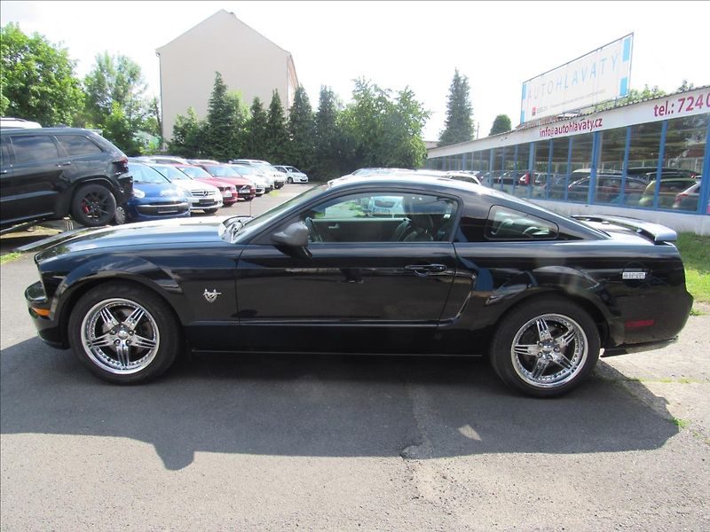 Ford Mustang 4,6 L V8 GT 224kW - fotka 7 z 29