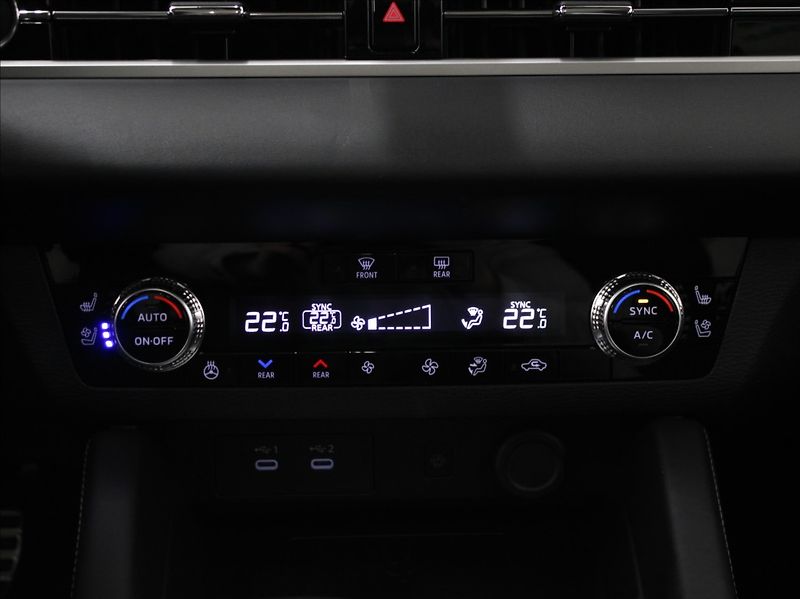 Mitsubishi Outlander 2,4 PHEV AWD Instyle 12tkm! - fotka 15 z 31