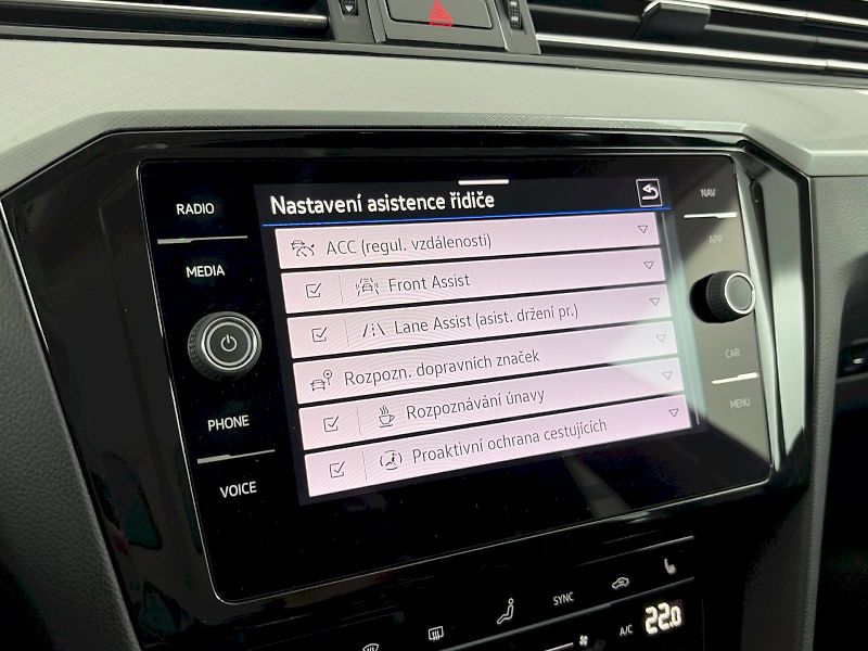 Volkswagen Passat (2022) Business 2.0 TDI 110kW - fotka 14 z 33