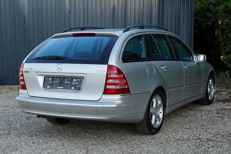 Mercedes-Benz Třídy C (2002) C 220 CDI Avantgarde - fotka 9 z 18