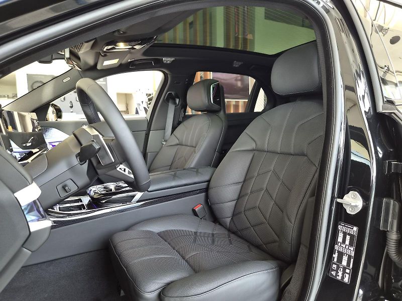 BMW Řada 7 740d xDrive - fotka 12 z 39