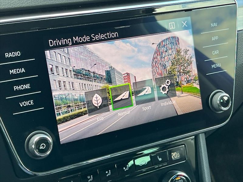Škoda Superb 2,0 TDi 110kW 7DSG STYLE PLUS - fotka 25 z 28