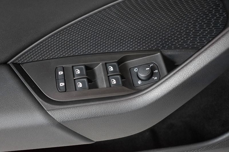 Škoda Octavia SCOUT TDI 147kW 4x4*TAŽNÉ*ČR1 - fotka 16 z 43