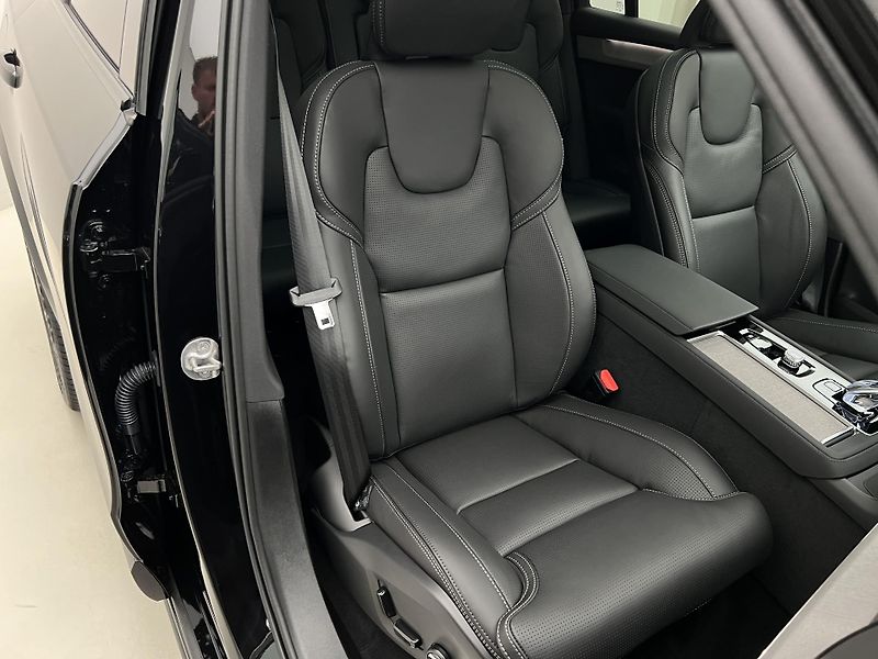 Volvo XC90 (2026) B5 AWD DARK PLUS - fotka 26 z 43