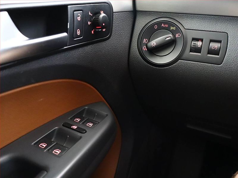 Volkswagen Touran (2010) 2.0 TDI, Automat, Navi, Xenony - fotka 16 z 16