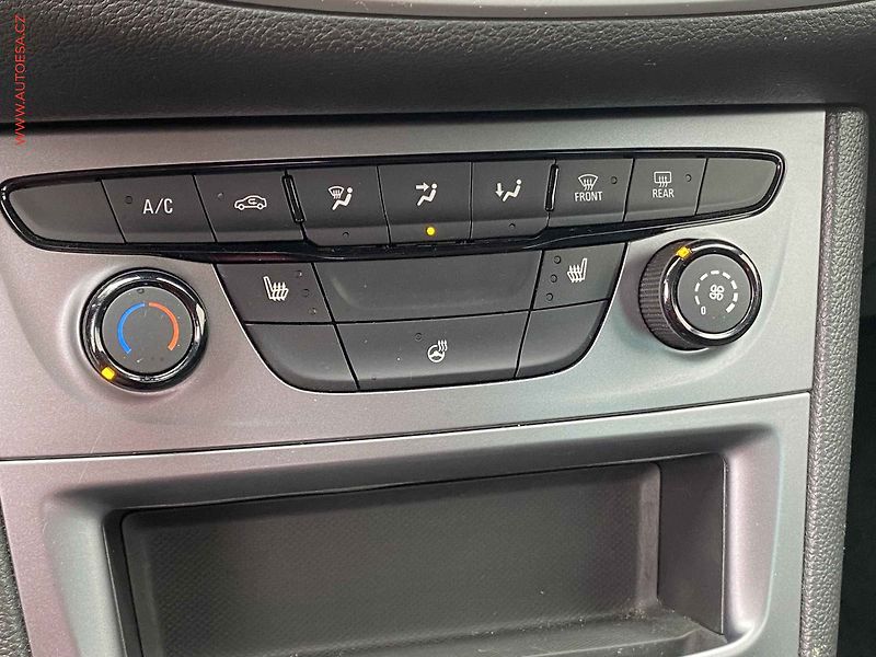 Opel Astra (2021) 1.2 T, Navi, AC - fotka 14 z 18