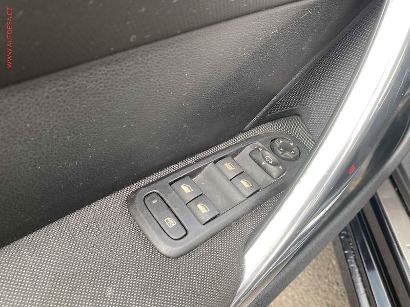 Peugeot 308 (2011) 1.6 VTI, Premium, +kola - fotka 14 z 17