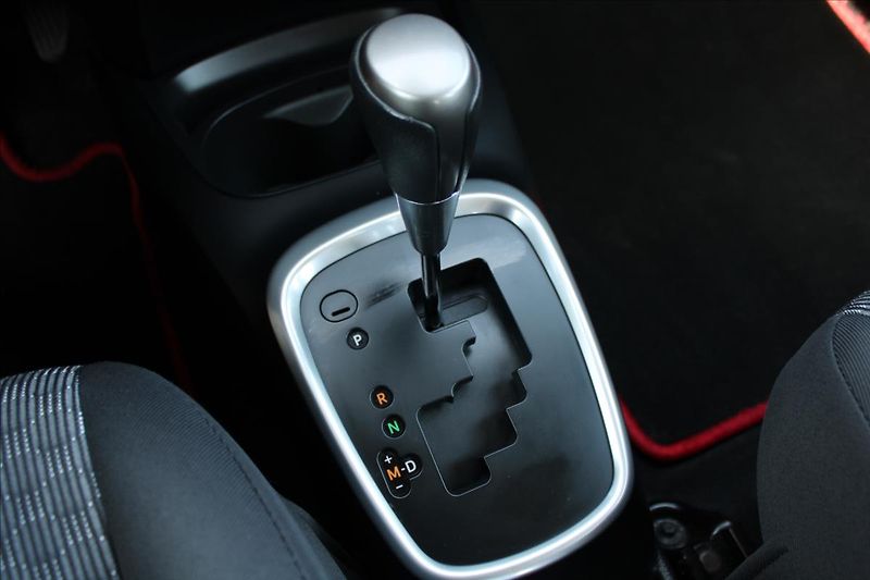 Toyota Yaris 1,3 VVT-i  ČR,1MAJ,DPH,AUTOMAT - fotka 16 z 27