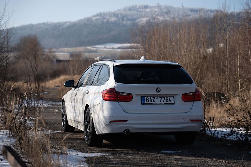 BMW Řada 3 (2014) 320d Touring F31 xDrive AT - fotka 9 z 28