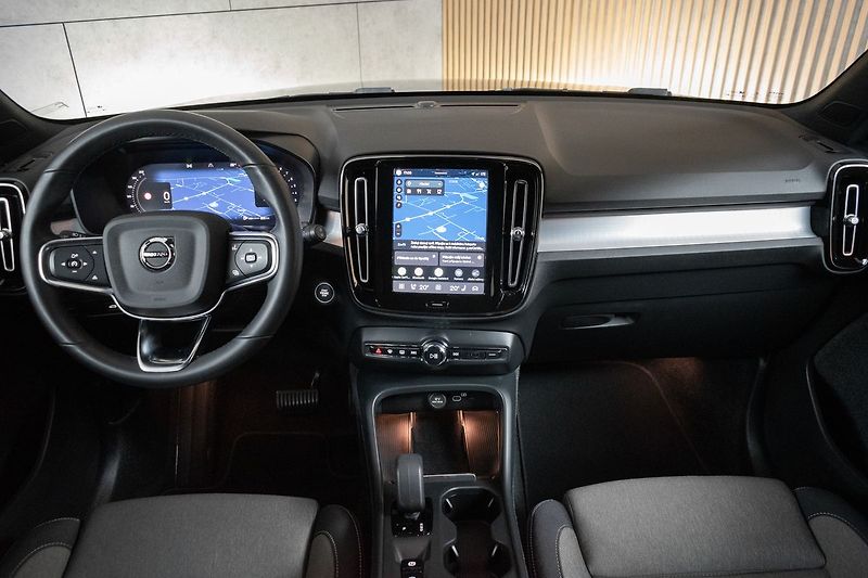 Volvo XC40 B4 CORE*145KW*ACC*ČR*DPH*1.MAJ - fotka 9 z 46