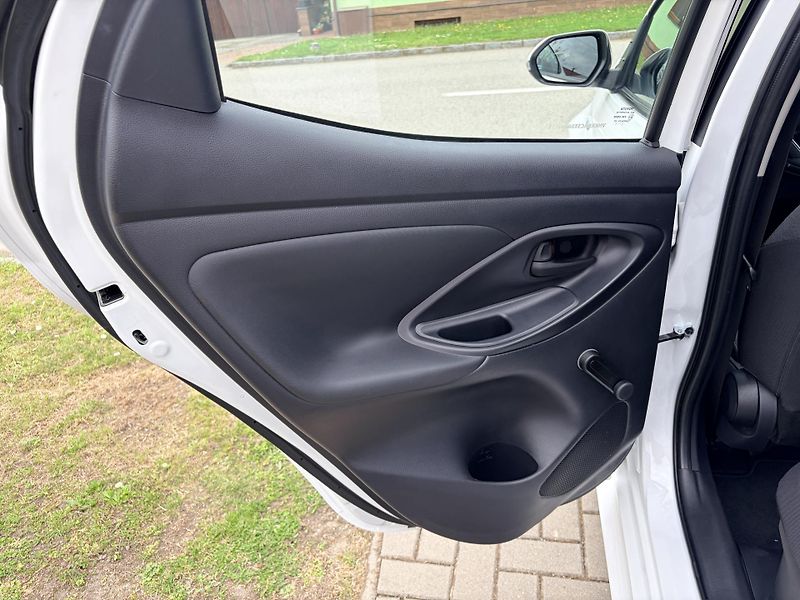 Toyota Yaris 1.5 VVT-i HYBRID - fotka 29 z 36