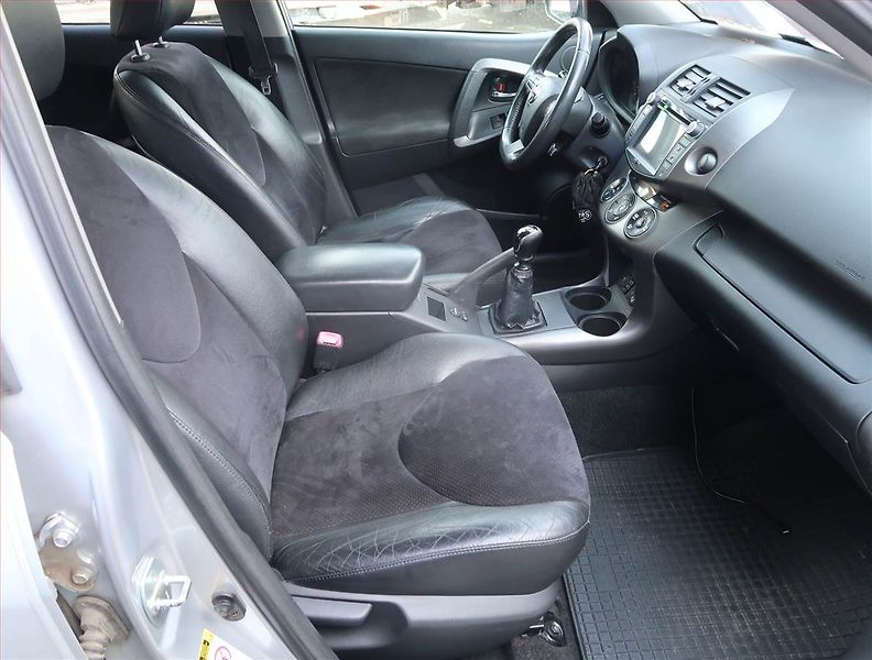 Toyota RAV4 (2011) 2.2 D-4D, 4X4, Tempomat - fotka 9 z 19
