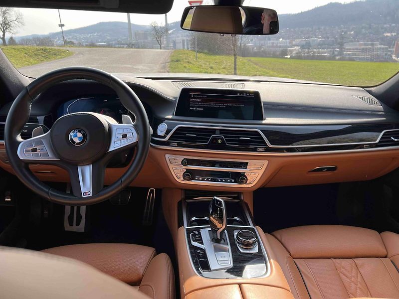 BMW Řada 7 750i 390kW xDrive Laser M pake - fotka 11 z 25