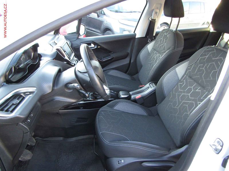 Peugeot 2008 (2019) 1.2 PT, 2.maj,ČR, Navi, park - fotka 9 z 20