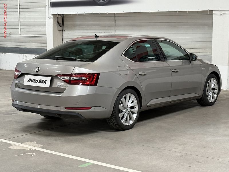 Škoda Superb (2016) 2.0TDi, ČR, L&K, DSG, bixen - fotka 4 z 23