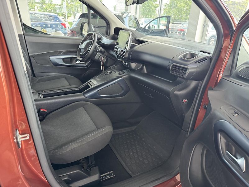 Peugeot Rifter (2022) 1,2 Aut. Allure Pack 7.Míst L2 - fotka 17 z 25
