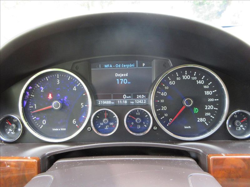 Volkswagen Touareg 3,0 TDi, Navi, Kůže, aut. Tažn - fotka 18 z 36