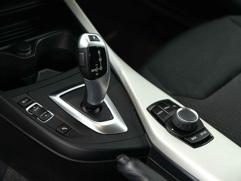 BMW Řada 2 220d xDrive - fotka 16 z 20