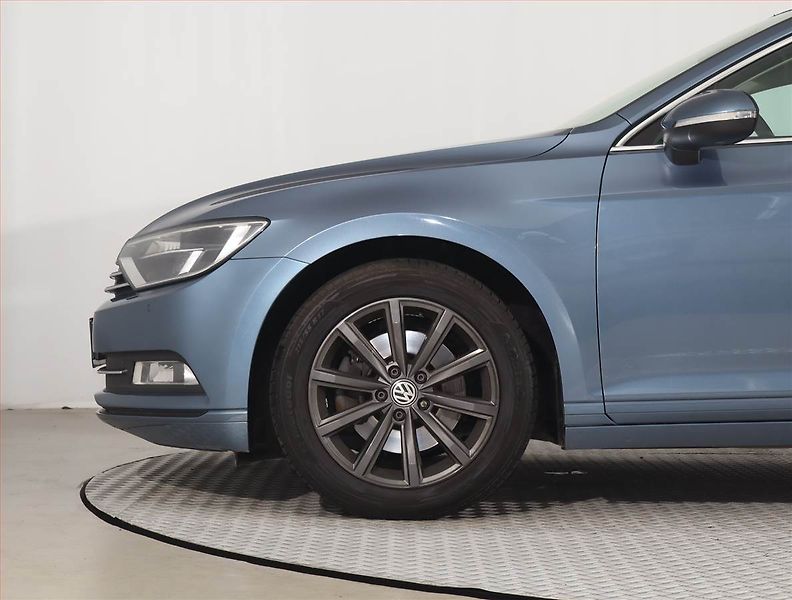 Volkswagen Passat (2015) 1.6 TDI, Navi, Tempomat - fotka 14 z 22