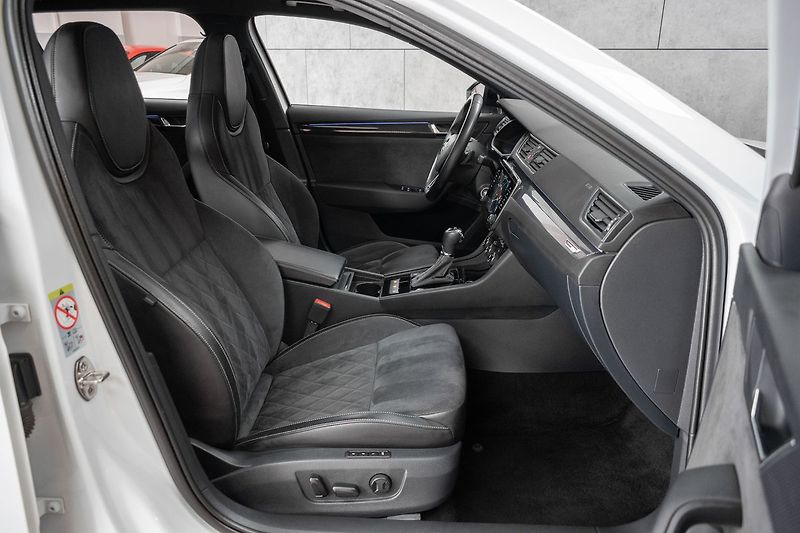 Škoda Superb 2.0 TDI 4x4*SPORTLINE*CANTON* - fotka 11 z 46