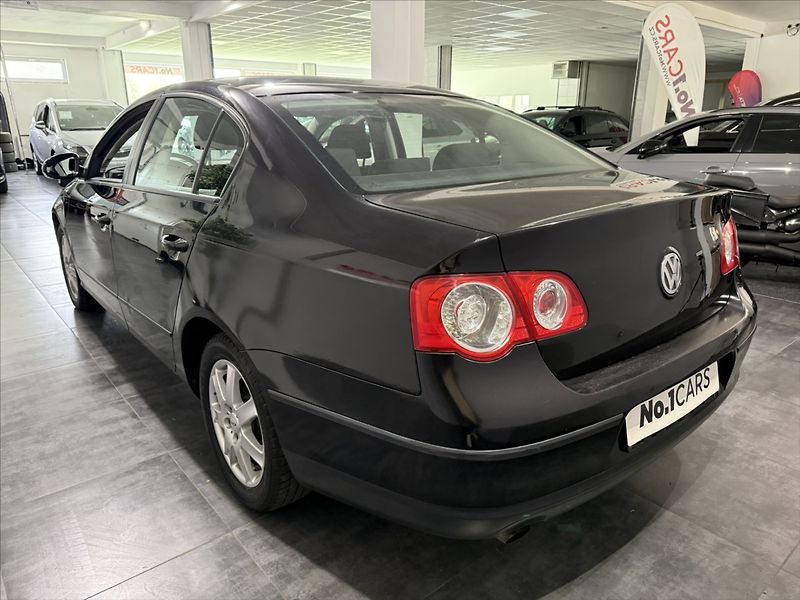 Volkswagen Passat 1,6   i KLIMA VÝHŘEV PO STK - fotka 4 z 16
