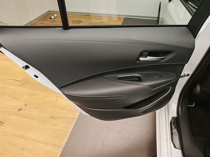 Toyota Corolla 1.8 Hybrid e-CVT Touring Sport - fotka 23 z 40
