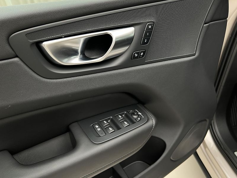 Volvo XC60 B4 AWD DARK PLUS AUT - fotka 38 z 39