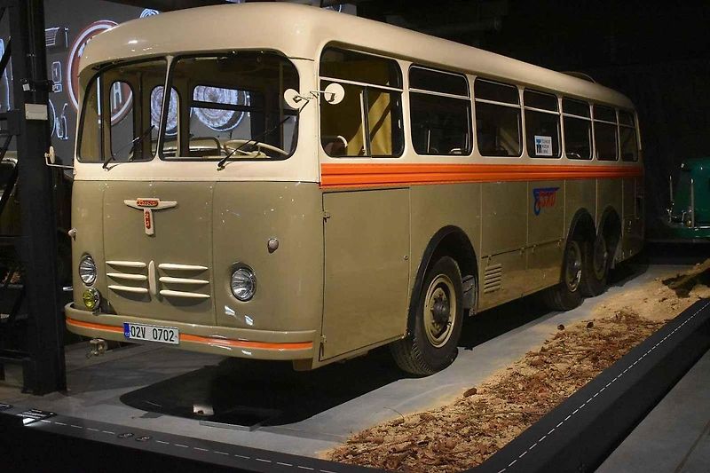 Tatra 111 ve válečné (vlevo) i poválečné verzi