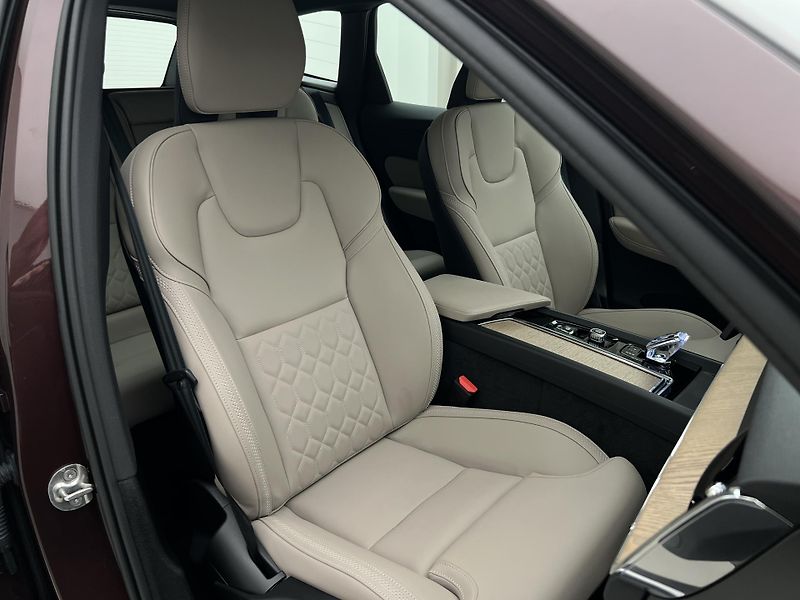 Volvo XC60 B5 AWD DARK PLUS RECHARGE CZ - fotka 20 z 44