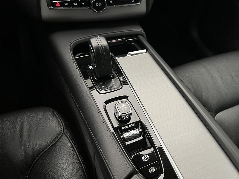 Volvo XC90 B5 AWD MOMENTUM AUT CZ - fotka 25 z 37
