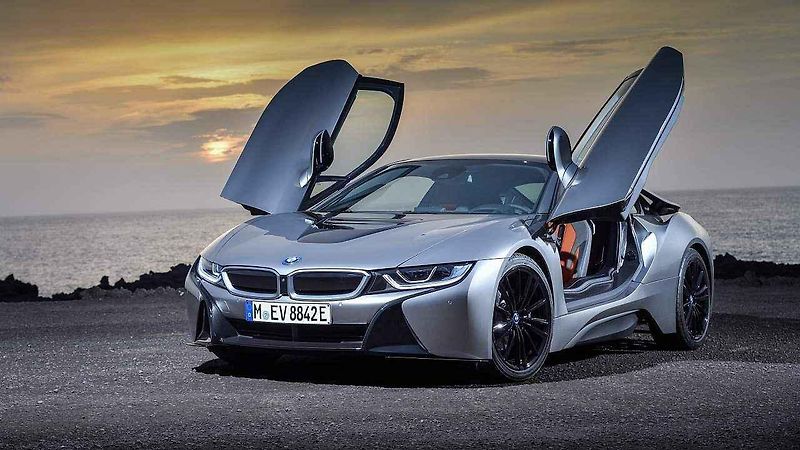BMW i8 Roadster a i8 Coupé.