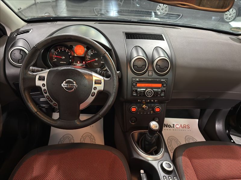 Nissan Qashqai 2,0   i 4x4 PANORAMA TAŽNÉ - fotka 16 z 30