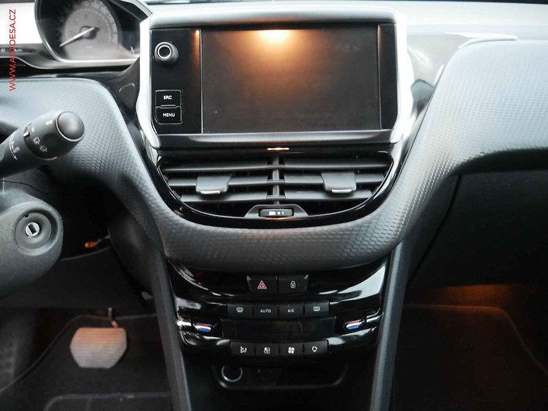 Peugeot 2008 (2016) 1.2 PT, AT, autoAC - fotka 11 z 19