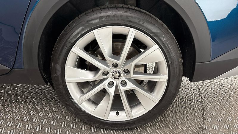 Škoda Superb 2.0 TDI DSG 4x4 Scout Combi - fotka 19 z 34