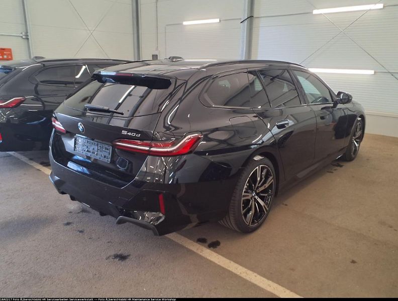 BMW Řada 5 540d xDrive Touring - fotka 2 z 4