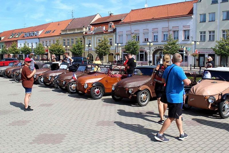 Přehlídka velorexů na poděbradském náměstí.
